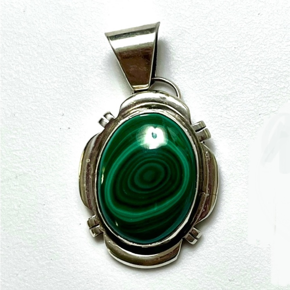 🦚🦚Signed-Cecil Sanders,Elegant Vintage 1980s Sterling Silver Malachite Pendant